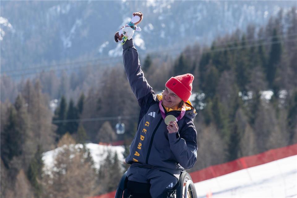 Erstes deutsches Gold: Anna-Lena Forster mit ihrer Medaille.Philipp von Ditfurth/dpa