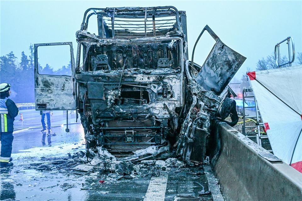 Ersthelfer retteten damals einen Schwerverletzten aus einem brennenden Auto. Jemand aus dem Gegenverkehr filmte die Szene. (Archivbild)Jason Tschepljakow/dpa
