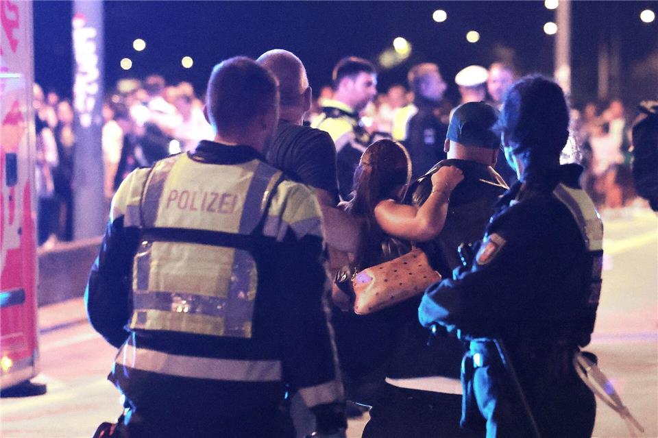 Ersthelfer und Polizisten tragen eine Verletze zu den Sanitätern. (Archivbild)David Young/dpa