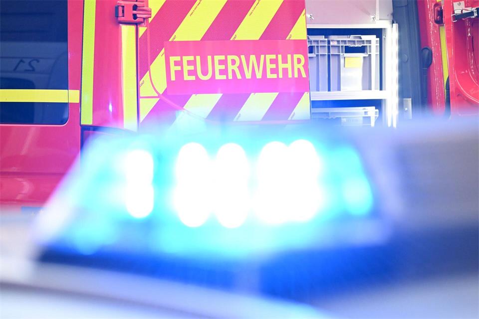 Ersthelfer und Rettungskräfte der Feuerwehr halfen einem verunglückten Bauern, der eingeklemmt wurde. (Symbolbild)Bernd Weißbrod/dpa