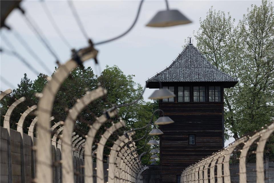 Erstmals besucht NRW-Ministerpräsident Hendrik Wüst das ehemalige deutsche Vernichtungslager Auschwitz.Rolf Vennenbernd/dpa