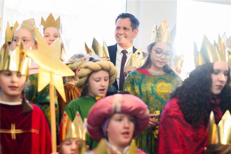 Erstmals empfing Olaf Lies die Sternsinger als Ministerpräsident.Julian Stratenschulte/dpa