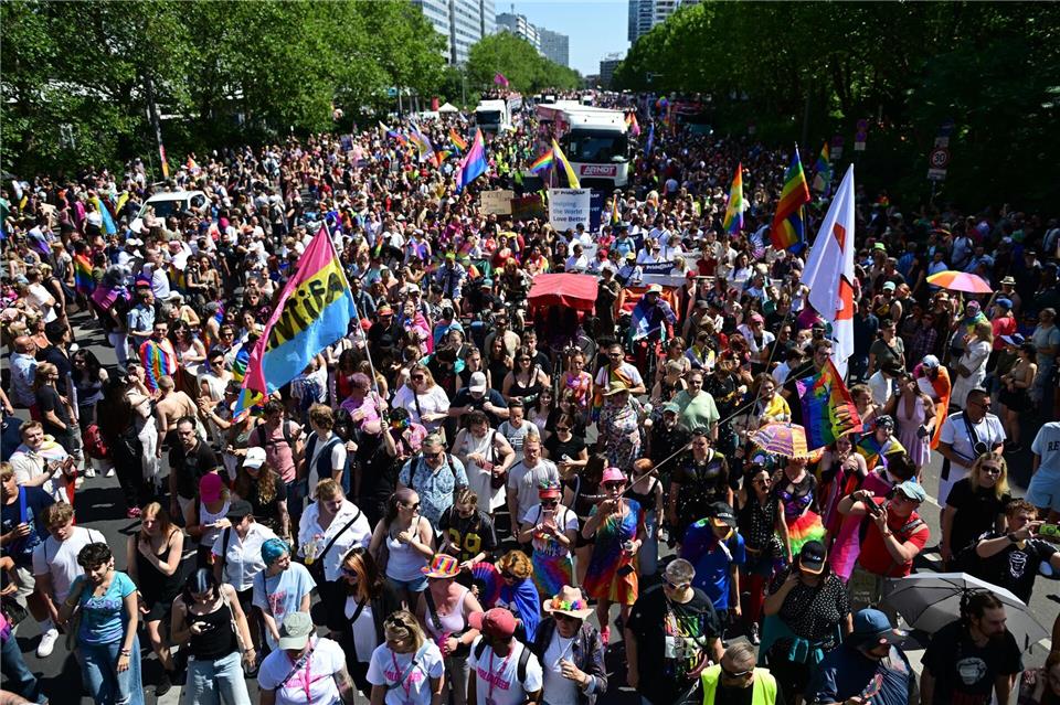 Erstmals findet der Berliner CSD an zwei Tagen statt.Fabian Sommer/dpa