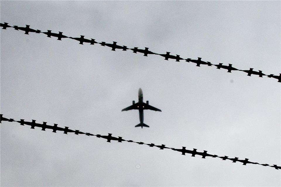 Erstmals hat das Land NRW einen eigenen Abschiebeflug organisiert. (Symbolbild)Julian Stratenschulte/dpa