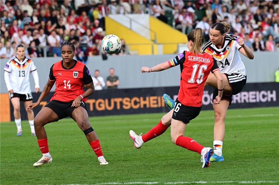 Erstmals in der DFB-Startelf: Bremens Larissa Mühlhaus (r.) beim Schussversuch. Expa/ Reinhard Eisenbauer/APA/dpa