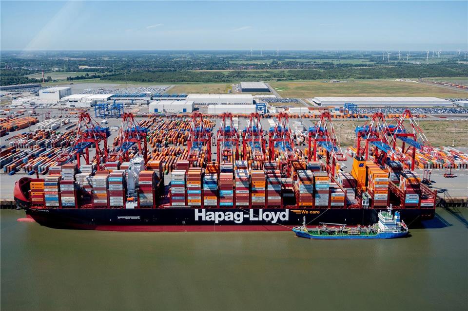 JadeWeserPort schlägt erstmals eine Million Container um Erstmals ist am JadeWeserPort die Marke von einer Million umgeschlagener Container binnen eines Jahres überschritten worden. (Archivbild) Hauke-Christian Dittrich/dpa