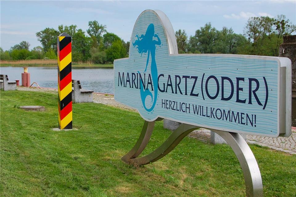 Erstmals können Touristen und Einheimische per Schiff von Stettin nach Gartz fahren. (Archivfoto) Anja Sokolow/dpa-Zentralbild/dpa