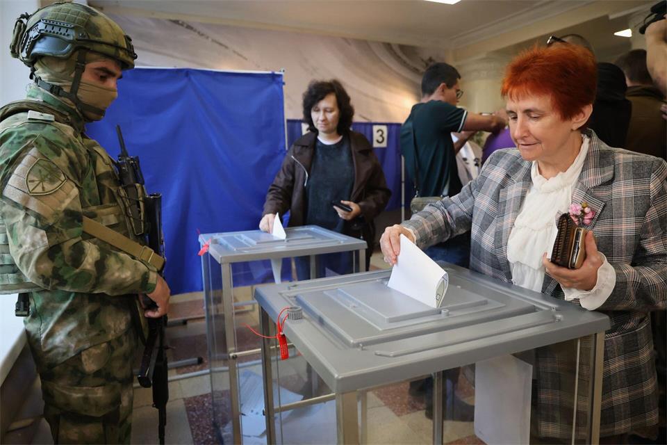 Erstmals nehmen auch die neuen von Russland besetzten Gebiete an einer Parlamentswahl teil.Uncredited/AP/dpa