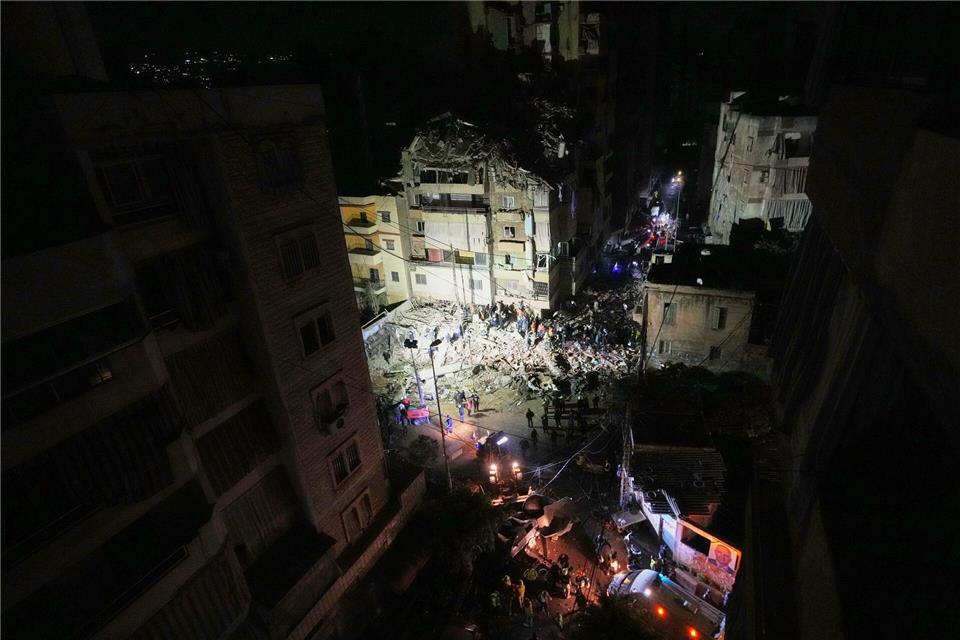 Erstmals seit Beginn der Waffenruhe greift Israel in der libanesischen Hauptstadt Beirut Ziele mutmaßlicher Hisbollah-Kämpfer an. Hassan Ammar/AP/dpa