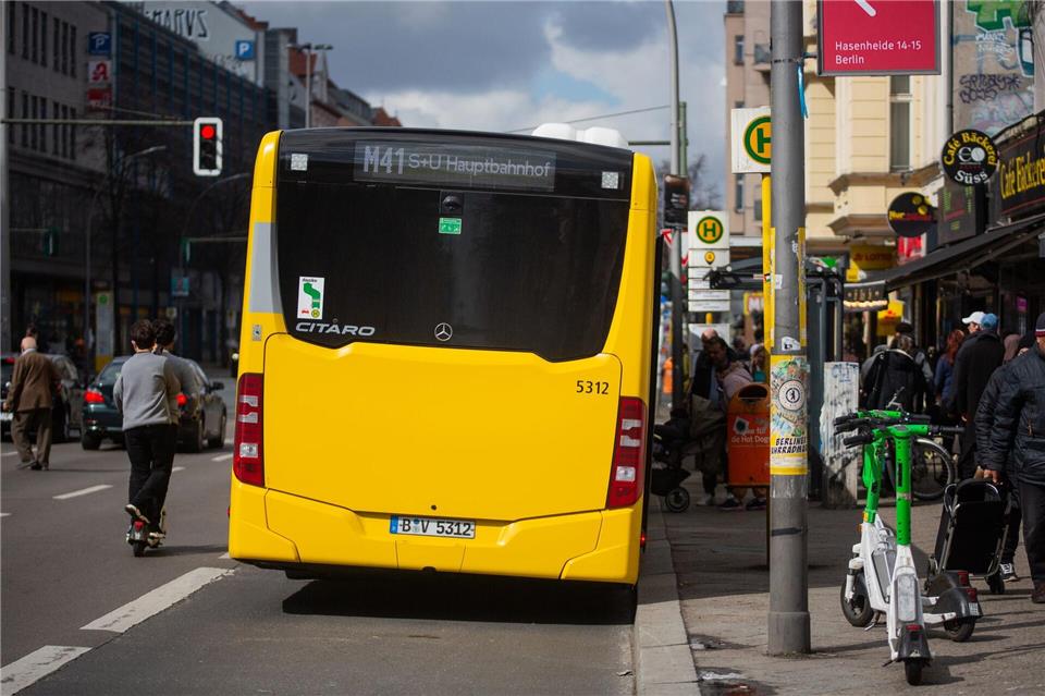 Erstmals seit Jahren weitet die BVG das Angebot im Berliner Busverkehr wieder aus. (Archivbild)Fernando Gutierrez-Juarez/dpa