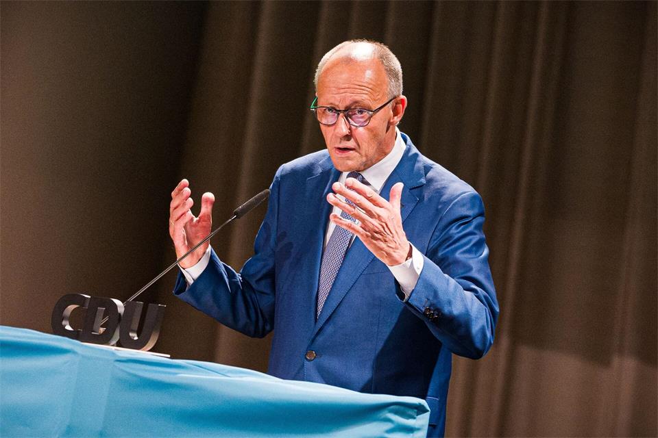 Erstmals seit der Zuordnung zu Russland äußert sich der Kanzler zum Leipziger Drohnen-Angriff.Moritz Frankenberg/dpa