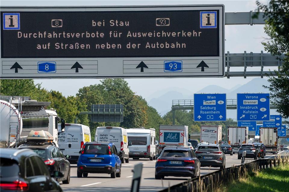 Erstmals war es am Wochenende verboten, bei Stau von Autobahnen im Landkreis Rosenheim abzufahren. Die Polizei wies mehr als 100 Autofahrer zurück, die es dennoch versuchten. (Archivbild)Stefan Puchner/dpa