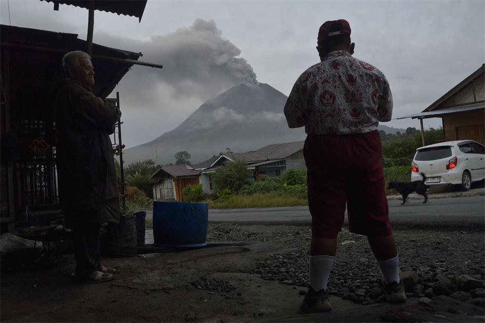 Eruption in Nord-Sumatra: Sinabung spuckt Asche über dem Regierungsbezirk KaroSutanta Aditya/JNA via ZUMA Press Wire/dpa