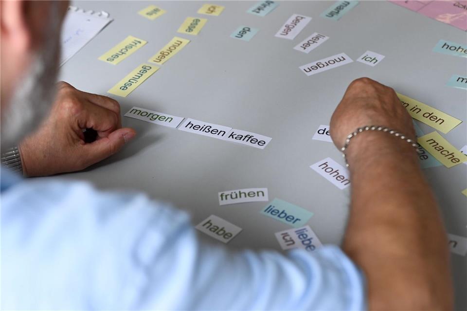 Erwachsene können in Kursen lesen und schreiben lernen. (Symbolbild)Jens Kalaene/dpa