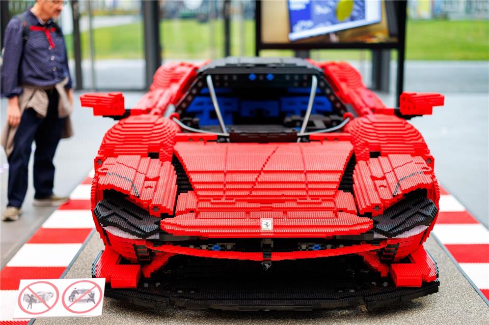 Erwachsene können sich Spielzeuge leisten, von denen sie als Kind nur träumen konnten. (Archivbild)Daniel Karmann/dpa