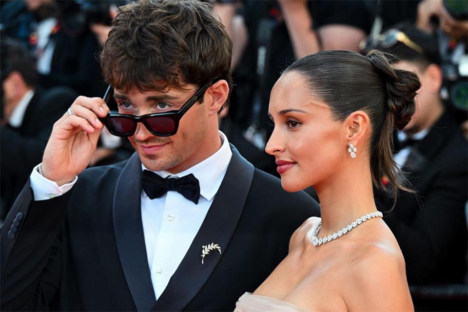 Erwarten sie ihr erstes gemeinsames Kind? Charles Leclerc (l) und Alexandra Leclerc. (Archivbild)Manuele Mangiarotti/IPA via ZUMA Press/dpa