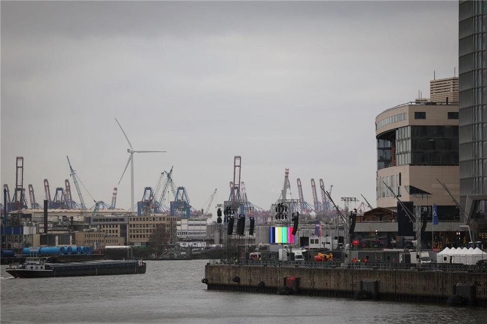 Erwartet werden 10.000 Besucher vor einer schwimmenden Bühne vor dem Westfield Einkaufcenter.Christian Charisius/dpa
