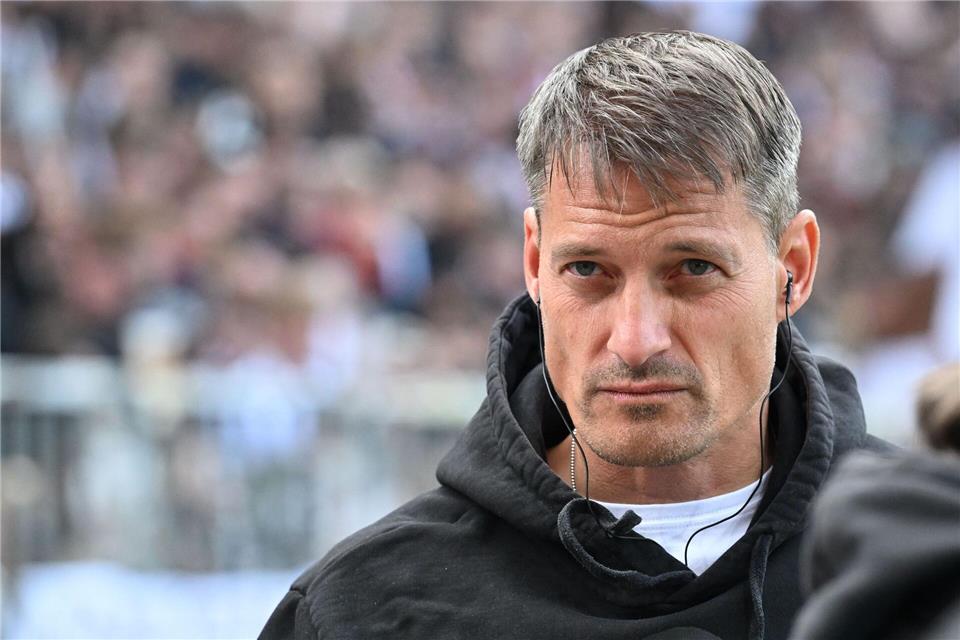 Erwartete nach der Stuttgart-Niederlage eine Reaktion seiner Mannschaft: St. Paulis Trainer Alexander BlessinCarmen Jaspersen/dpa