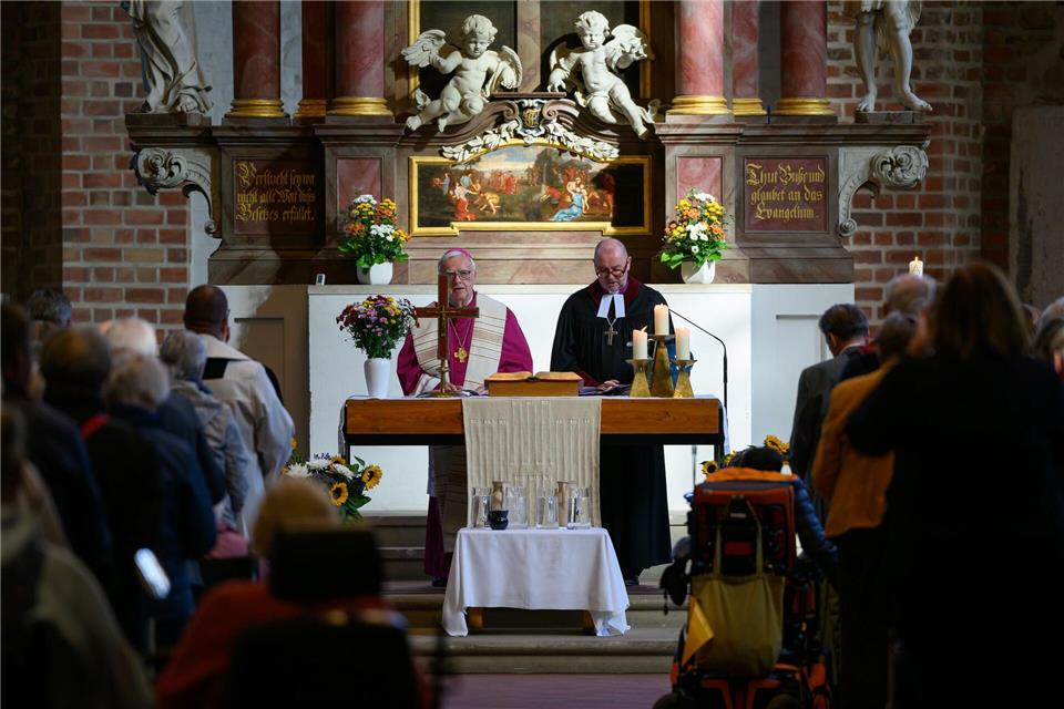 Erzbischof Heiner Koch (l, Bistum Berlin) erinnert im Dom in Fürstenwalde an der Seite seines polnischen Amtskollegen Waldemar Pytel (Diözese Wroclaw) an die Gründung des Bistums Lebus vor 900 Jahren.Patrick Pleul/dpa