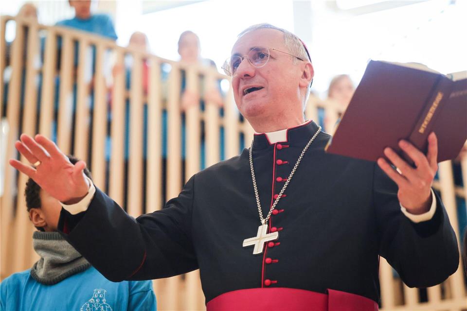Erzbischof Heße segnete die Schule.Christian Charisius/dpa