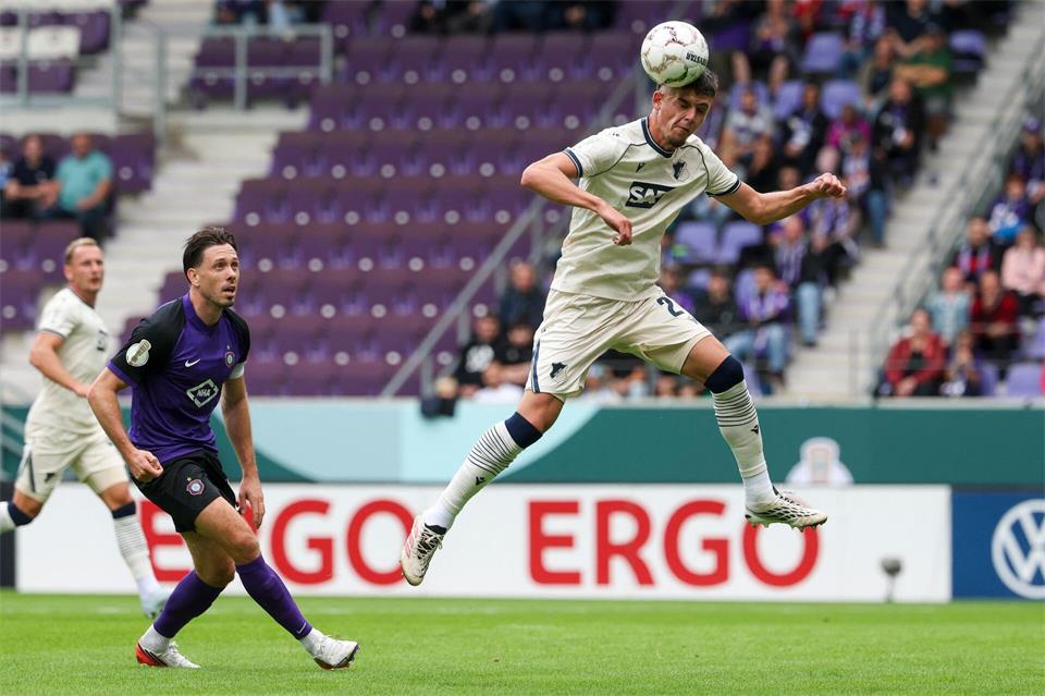 Erzgebirge Aue liegt im DFB-Pokal schon zur Halbzeit gegen die TSG Hoffenheim mit 0:3 zurück. Jan Woitas/dpa