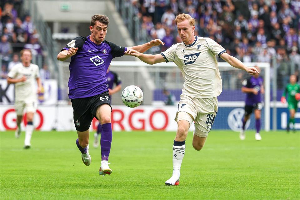 Erzgebirge Aue liegt im DFB-Pokal schon zur Halbzeit gegen die TSG Hoffenheim mit 0:3 zurück. Jan Woitas/dpa