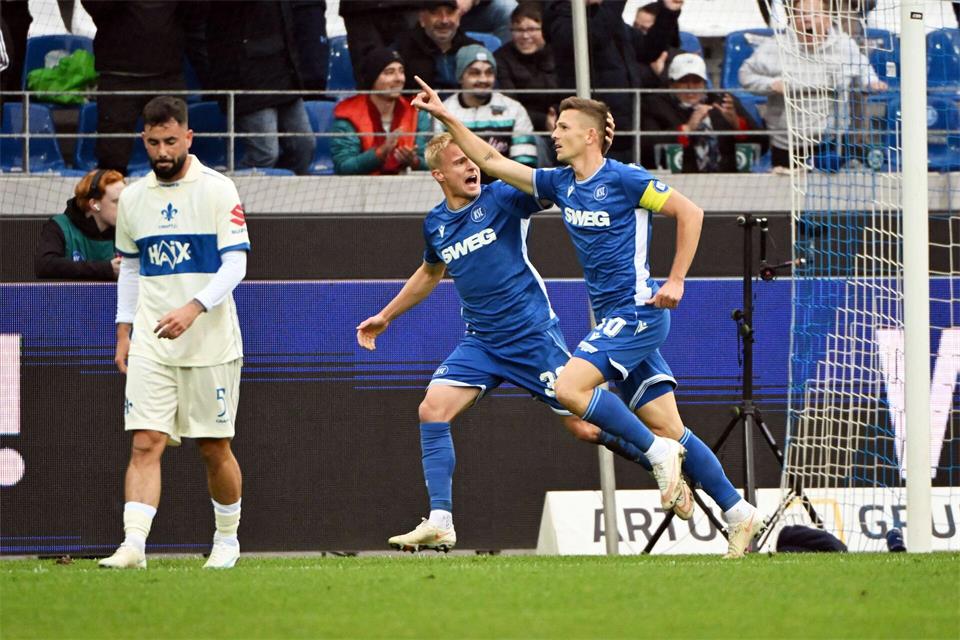 Erzielte das 2:0: KSC-Kapitän Marvin Wanitzek. Uli Deck/dpa