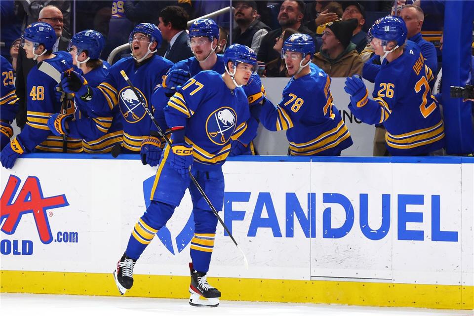 Erzielte den ersten Hattrick seiner NHL-Karriere: JJ Peterka. Jeffrey T. Barnes/AP/dpa