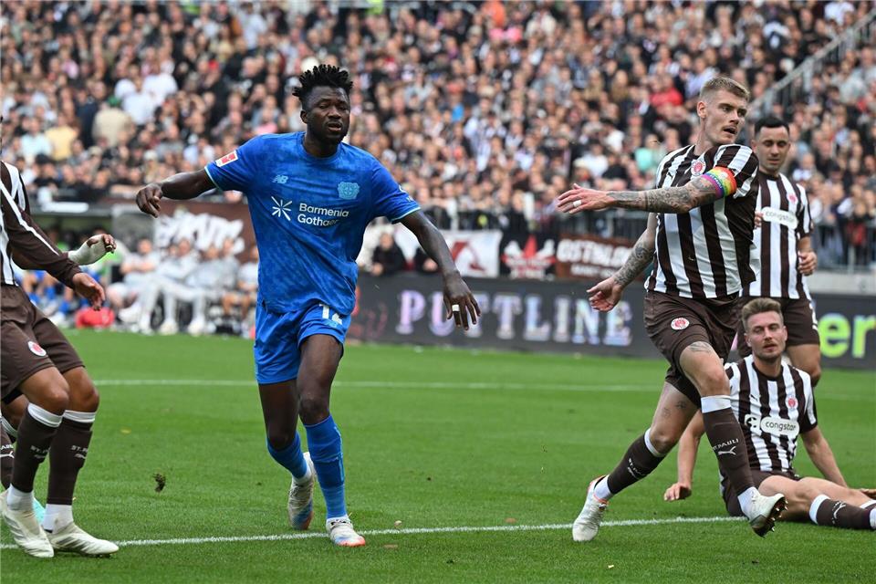Erzielte die 1:0-Führung für Bayer: Edmond Tapsoba (M)Carmen Jaspersen/dpa