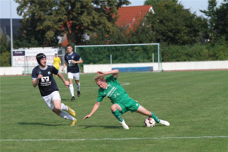 Erzielte ein Dutzend der bisher 45 Raesfelder Saisontore: Alexander Hölling (rechts) rangiert auf Rang zwei der Bezirksliga-Torjägerliste.