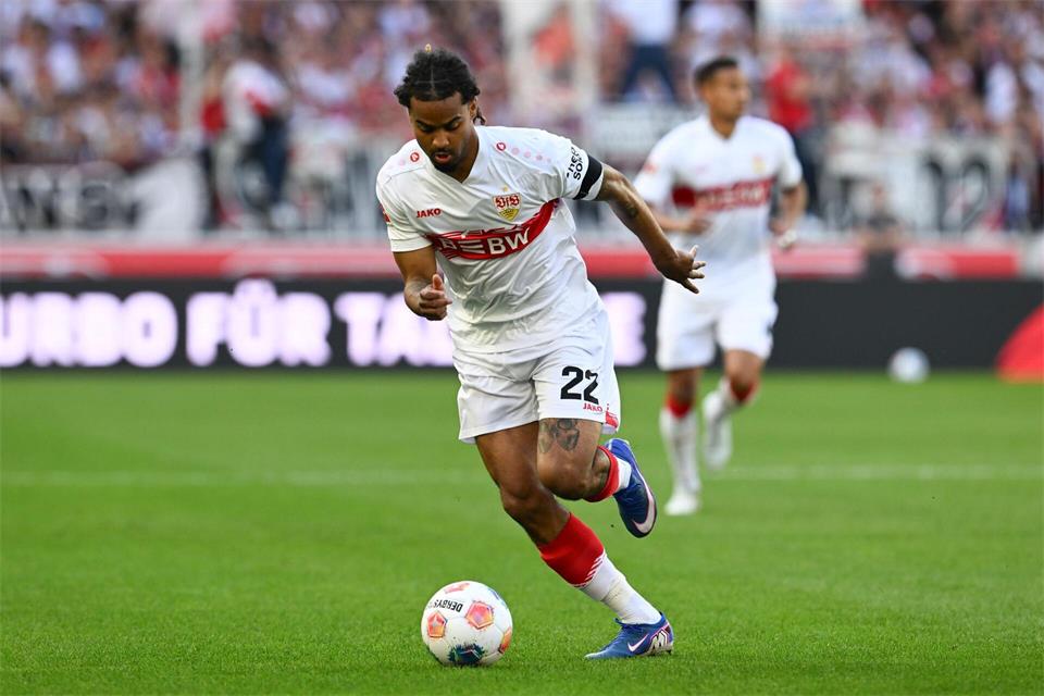 Erzielte ein sehenswertes Tor beim Testspielsieg des VfB Stuttgart gegen Heidenheim: Lorenz Assignon. (Archivbild)Bernd Weißbrod/dpa
