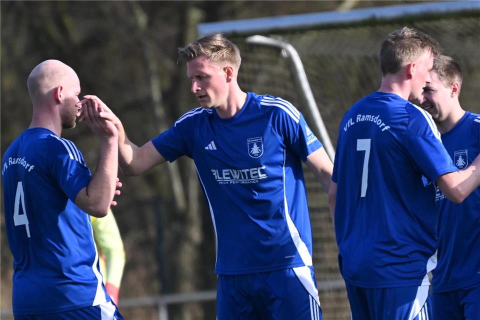 Erzielte in Barkenberg sechs Tore für den VfL Ramsdorf: Bastian Bone (2. von links).