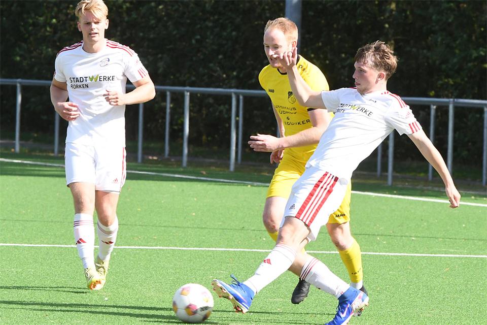 Erzielte in der laufenden Saison vier B-Liga-Treffer für die SG Borken: Joel Robering (rechts).