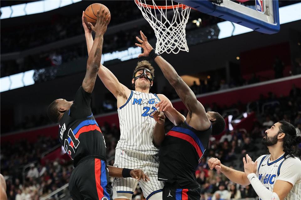 Erzielte mit Maske 21 Punkte für Orlando: Franz Wagner.Ryan Sun/AP/dpa