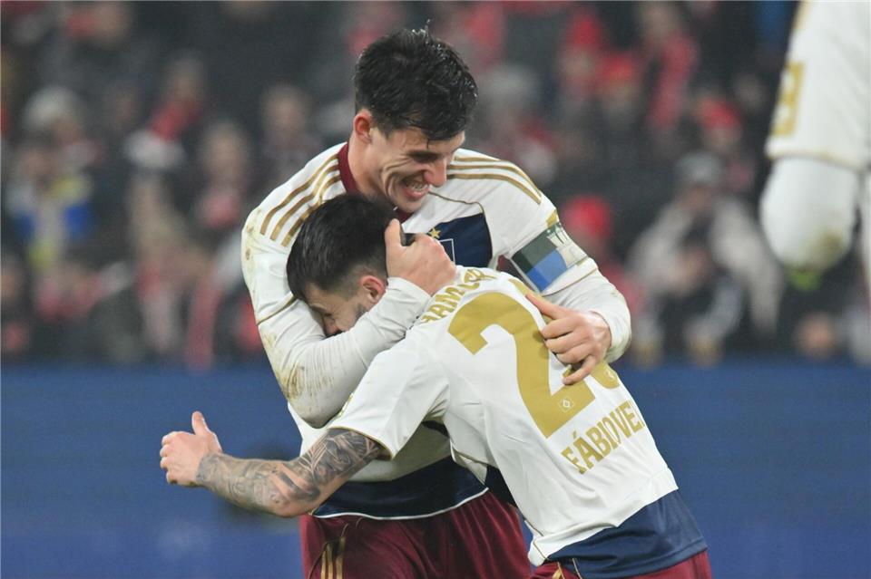 Erzielte mit einem Freistoß das 1:1 für den HSV: Fabio Vieira (vorn).Torsten Silz/dpa