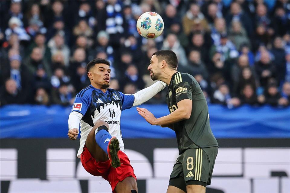 Erzielte seine Saisontore drei und vier: HSV-Stürmer Ransford Königsdörffer (l) im Duell mit Berlins Rani KhediraChristian Charisius/dpa