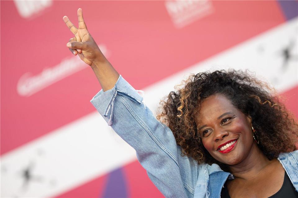 „Es bedeutet, dass wir uns nicht mehr entspannt im öffentlichen Raum bewegen können“, sagt Denise M’Baye. (Archivbild)Sebastian Christoph Gollnow/dpa