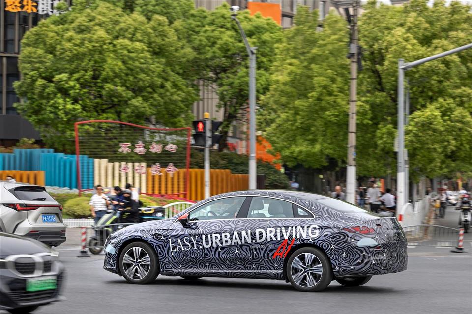 Es bleibt ein Thema - auch im neuen Jahr: Teilautomatisierte Fahrsysteme.Mercedes-Benz AG/dpa-tmn