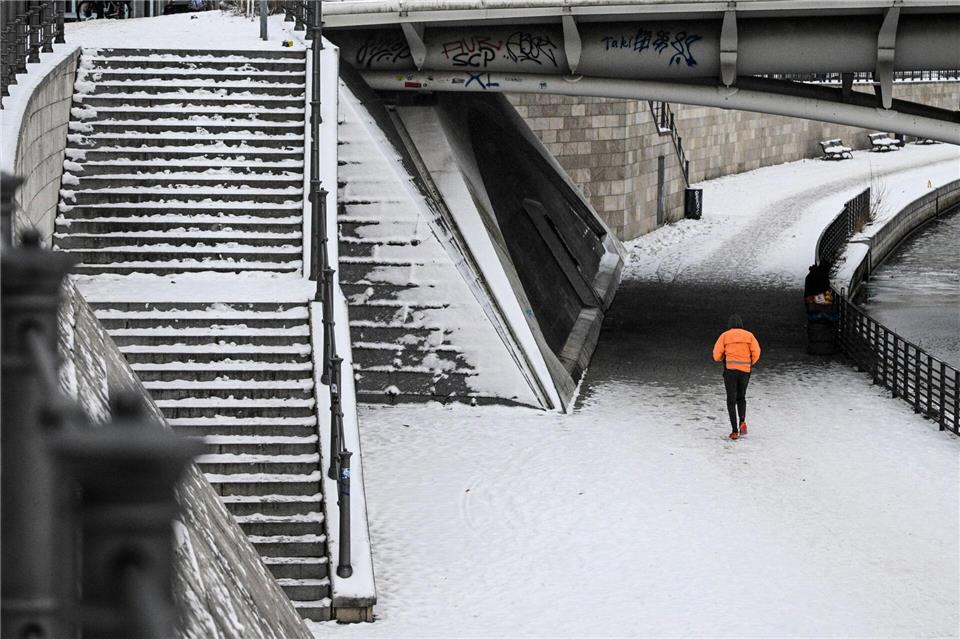 Es bleibt eisig kalt.Jens Kalaene/dpa