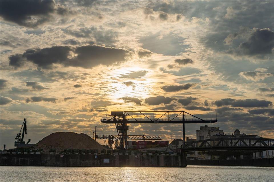 Es bleibt hochsommerlich heiß und örtlich drohen Gewitter - in Frankfurt ist es beim Sonnenaufgang am Osthafengebiet noch leicht bewölkt.  Andreas Arnold/dpa