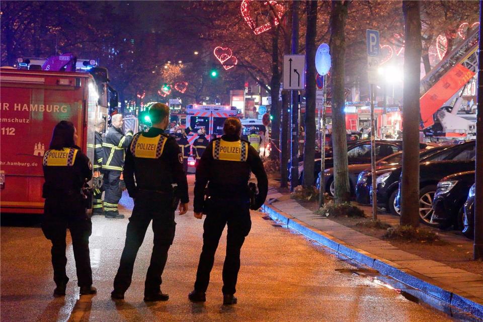 Es brannte in einem Wohn- und Geschäftshaus.Sebastian Peters/NEWS5/dpa