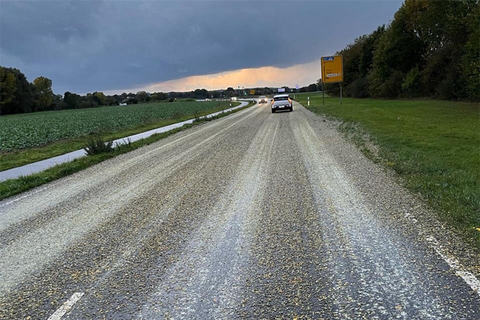 Es dauerte rund zwei Stunden, bis die Straße wieder befahrbahr war. -/Kreispolizeibehörde Wesel/dpa