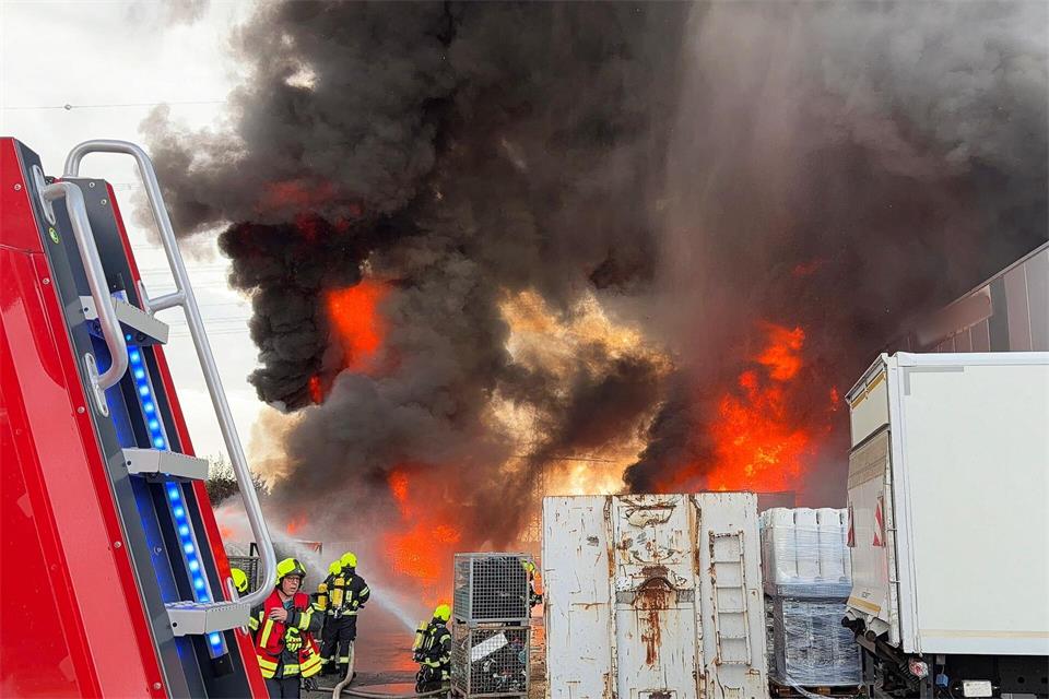 Es dauerte viele Stunden bis das Feuer unter Kontrolle war - an der Halle hatte Elektroschrott gebrannt, die Flammen griffen auf das Gebäude über. Jan Ohmen/dpa