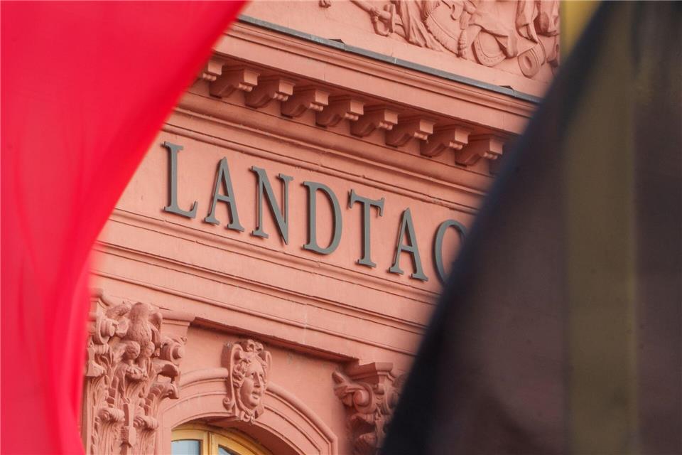 Es deutet sich ein enges Rennen bei der Landtagswahl an. (Symbolbild)Andreas Arnold/dpa