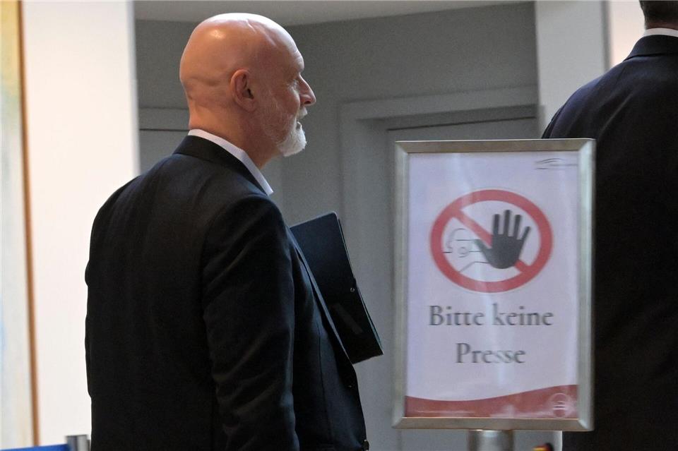 Es dringt nicht viel heraus aus dem Verhandlungssaal, hier dbb-Chef Volker Geyer im Potsdamer Hotelfoyer.Michael Bahlo/dpa