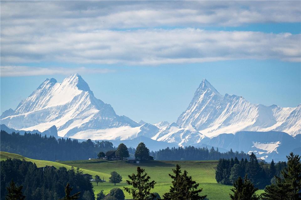Gletscherschwund ist „Frage des Überlebens“ für Menschheit Es fällt wegen des Klimawandels weniger Schnee in den Bergen und das, was fällt, schmilzt schneller (Archivbild)Marcel Bieri/KEYSTONE/dpa