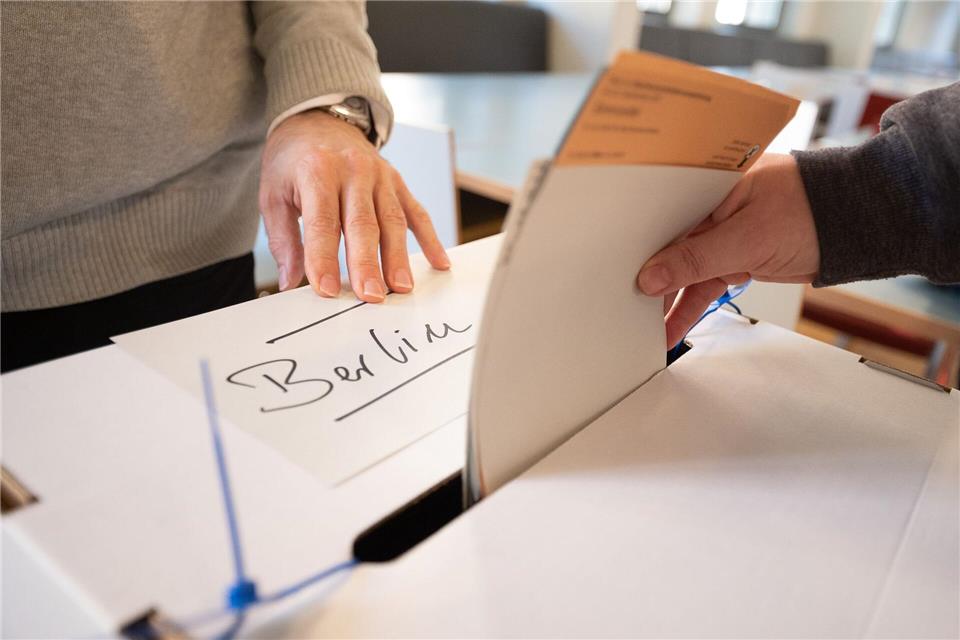 Es fehlen noch etwa 9.000 Wahlhelfer. (Symbolbild)Sebastian Gollnow/dpa