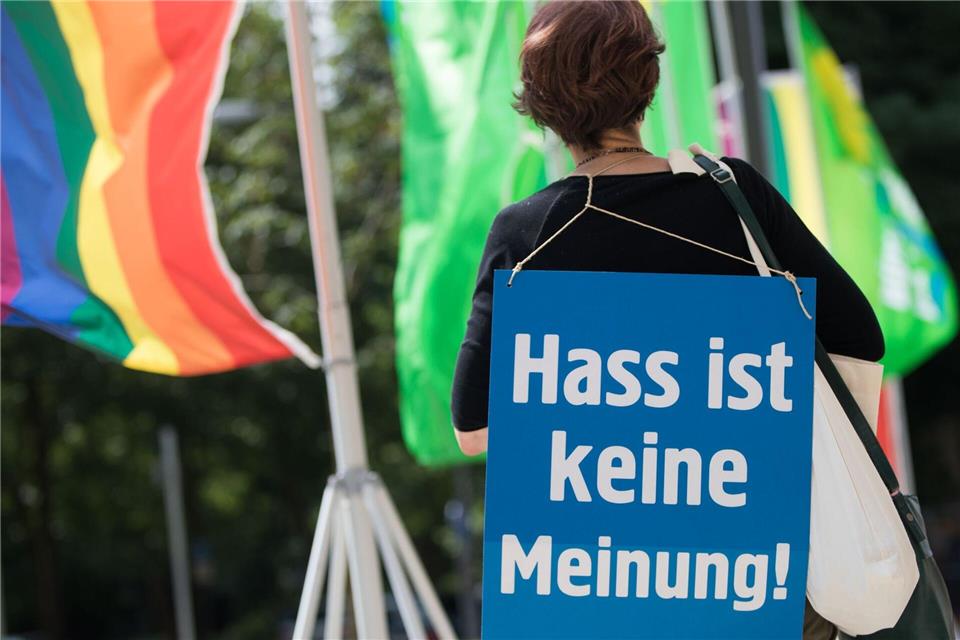 „Es findet hier in Deutschland keine Zensur statt“, betonte der stellvertretende Regierungssprecher Steffen Meyer in Berlin. (Symbolbild)Frank Rumpenhorst/dpa