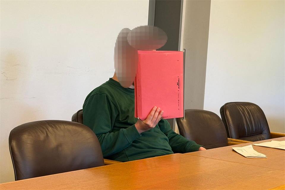 „Es fing damit an, dass ich eine Krise hatte“, sagte der Angeklagte vor Gericht.Felix Müschen/dpa