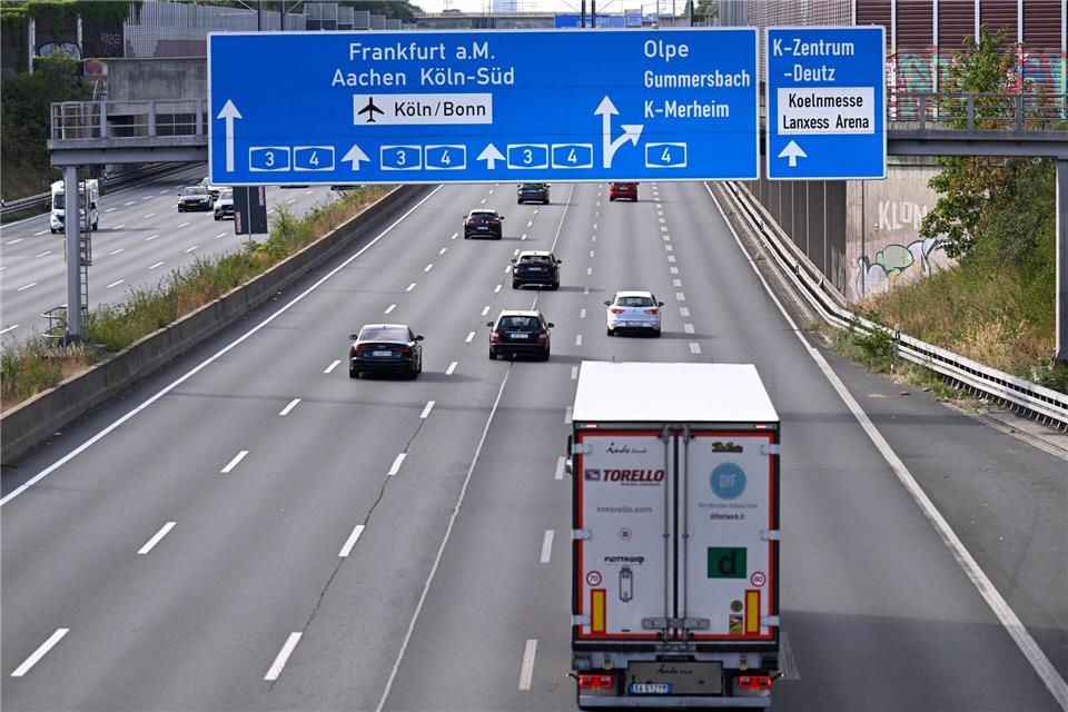 Es gab am Sonntag mehr Laster auf den NRW-Autobahnen, aber deshalb keine größeren Staus, sagt das NRW-Verkehrsministerium. Die Aufhebung des Sonntagsfahrverbots soll so lange gelten, bis der Rhein wieder genug Wasser führt.Roberto Pfeil/dpa